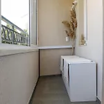 Apartament 1br Nomad-friendly 15mins Walk To Centre With Designated Workspace