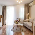 Apartament 1br Nomad-friendly 15mins Walk To Centre With Designated Workspace