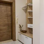 Apartament 1br Nomad-friendly 15mins Walk To Centre With Designated Workspace Warna