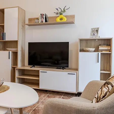 Apartament 1br Nomad-friendly 15mins Walk To Centre With Designated Workspace Warna