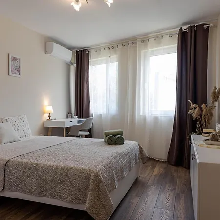 1br Nomad-friendly 15mins Walk To Centre With Designated Workspace 公寓 瓦爾納