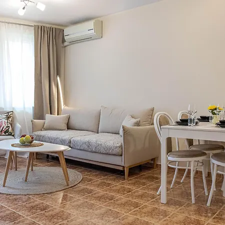1br Nomad-friendly 15mins Walk To Centre With Designated Workspace 公寓 瓦爾納