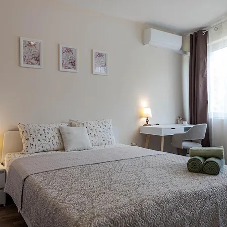 1br Nomad-friendly 15mins Walk To Centre With Designated Workspace * 瓦爾納