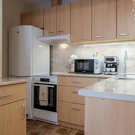 1br Nomad-friendly 15mins Walk To Centre With Designated Workspace