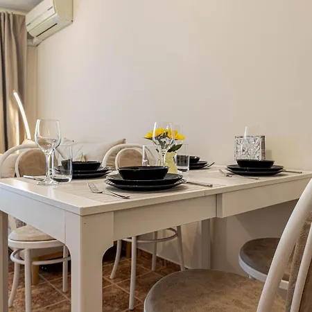 Apartman 1br 8 Mins To With Designated Workspace *