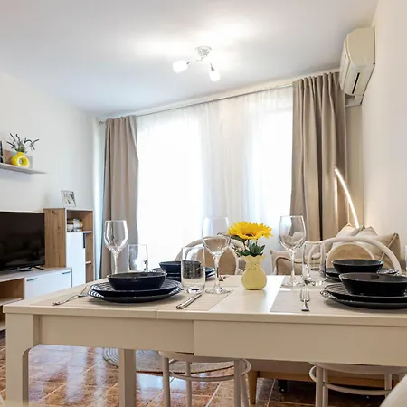 1br Nomad-friendly 15mins Walk To Centre With Designated Workspace 瓦爾納