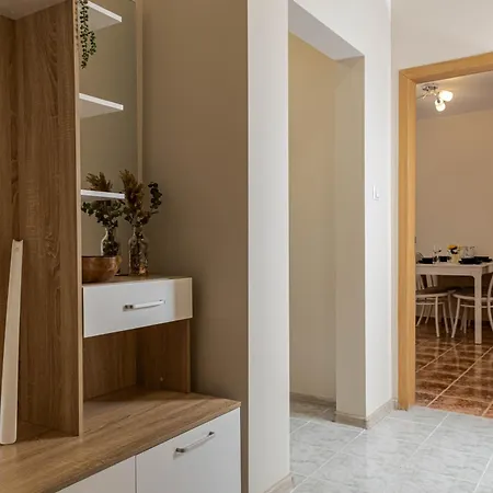 Apartmán 1br Nomad-friendly 15mins Walk To Centre With Designated Workspace