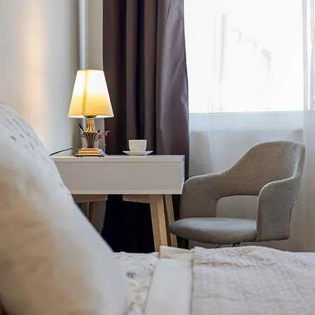 Apartman 1br 8 Mins To With Designated Workspace *