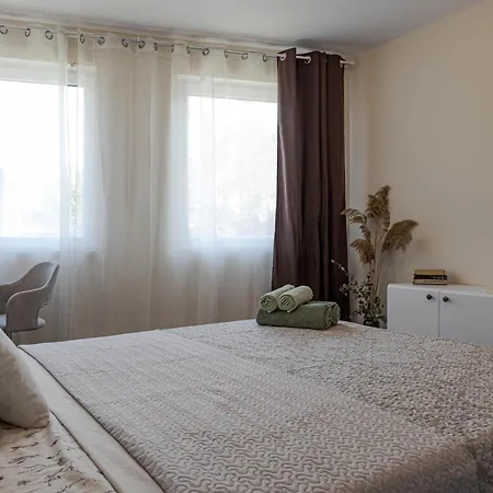 1br Nomad-friendly 15mins Walk To Centre With Designated Workspace *
