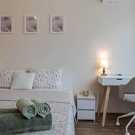 Apartman 1br 8 Mins To With Designated Workspace